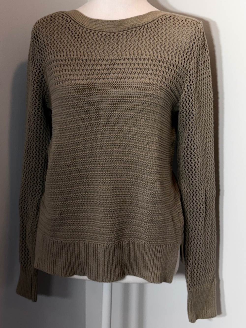 EUC Tahari Mixed Stitch CrewNeck Sweater Size Small
